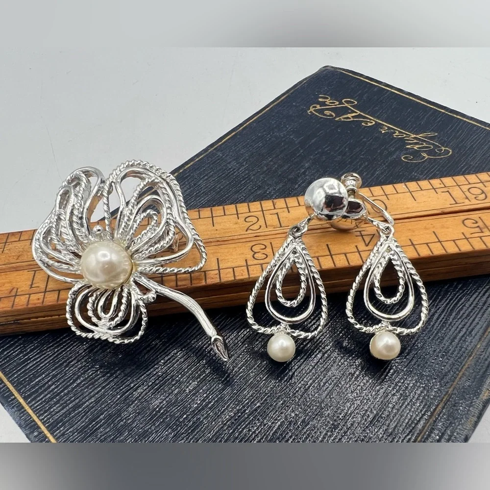Vintage brooch & clip on earrings set silver tone leafy clover faux pearl